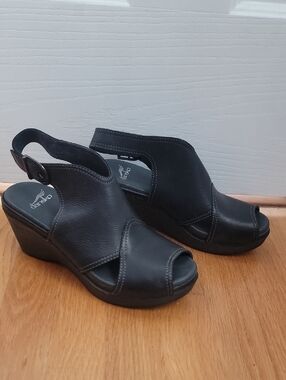 Dansko Women's Vanda leather Peep Toe Sandal Black Distressed 38 8 Shoes